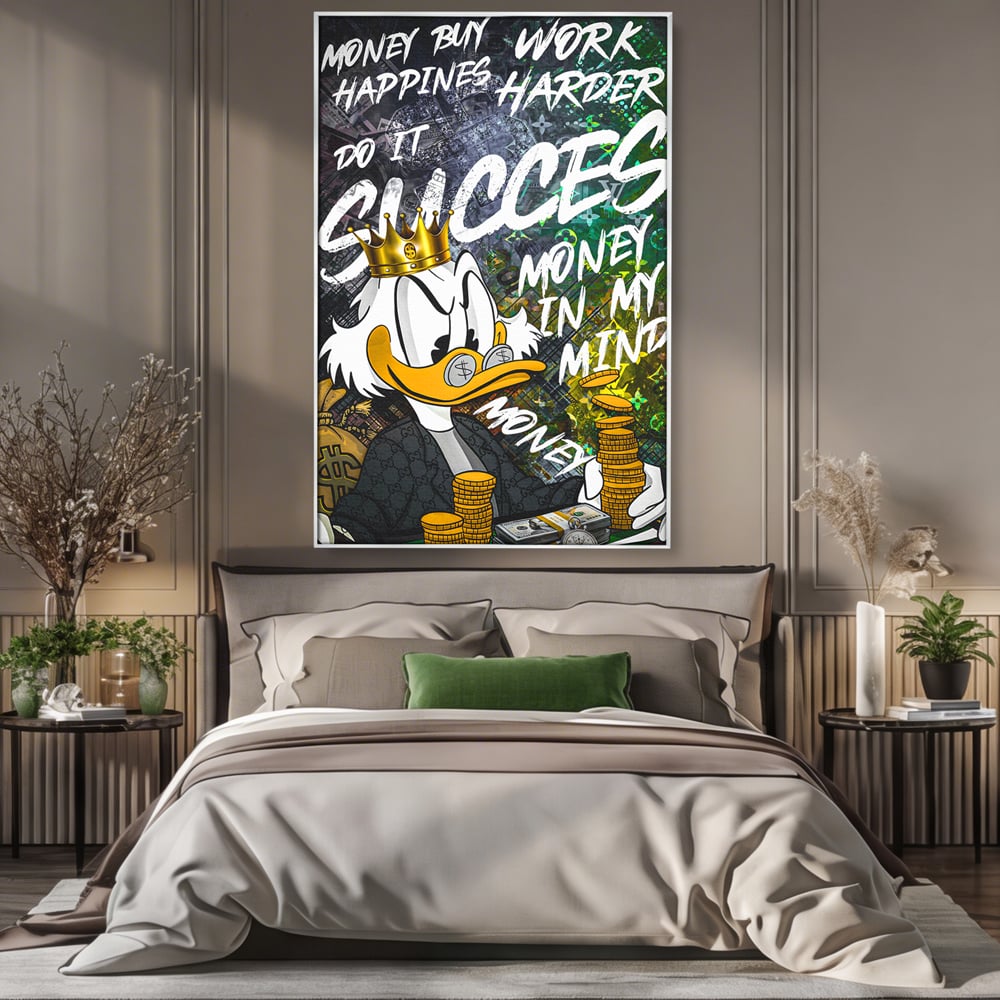 Tablou canvas cu tablou canvas cu rata stilizata si bani, in rama de aluminiu argintiu, pe perete intr-un dormitor